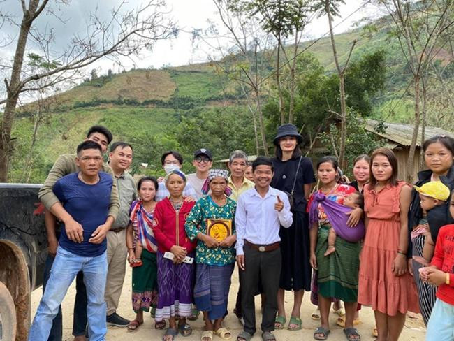 Hình ảnh đại diện của Đông Nhi đi từ thiện ở miền Trung. Hình ảnh đại diện của Đông Nhi đi từ thiện ở miền Trung.