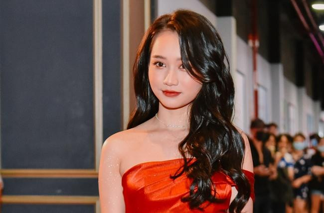 Cư dân mạng lại tiếp tục hướng sự chú ý về Trúc Anh và mong nữ diễn viên trẻ sớm làm rõ những lời đấu tố mới từ nhà sản xuất phim "Ngốc Ơi Tuổi 17". Cư dân mạng lại tiếp tục hướng sự chú ý về Trúc Anh và mong nữ diễn viên trẻ sớm làm rõ những lời đấu tố mới từ nhà sản xuất phim "Ngốc Ơi Tuổi 17".