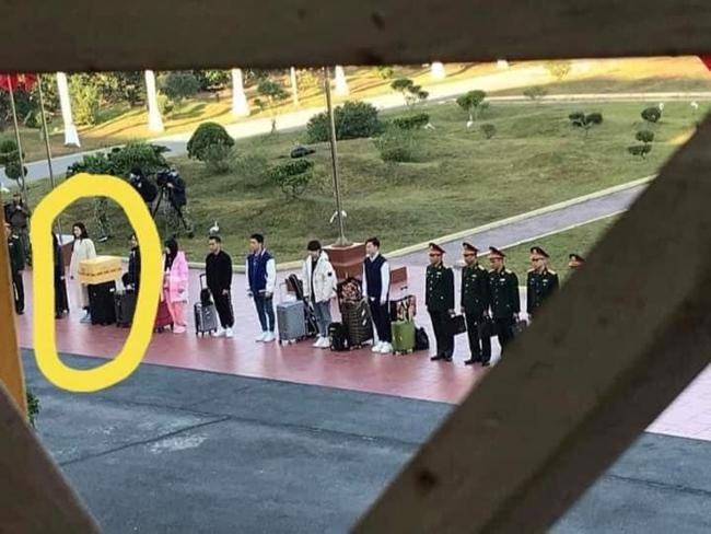 Chiếc vali và thùng xốp vàng trong hình ảnh hậu trường "Sao Nhập Ngũ". - Ảnh: Tổng hợp từ Internet Chiếc vali và thùng xốp vàng trong hình ảnh hậu trường "Sao Nhập Ngũ". - Ảnh: Tổng hợp từ Internet