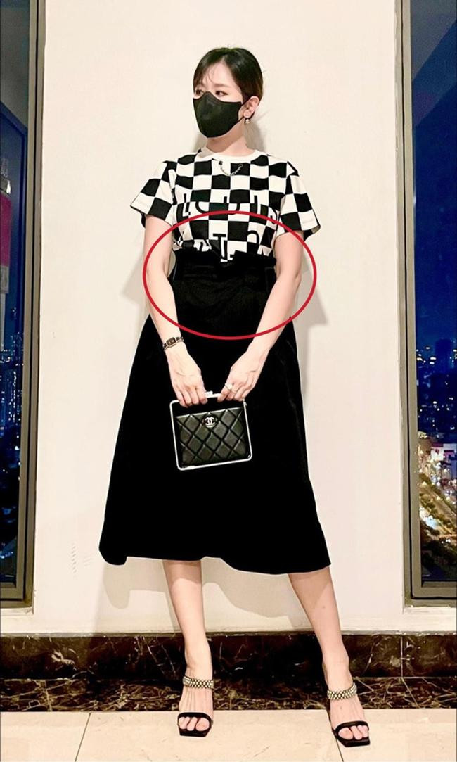 Những chiếc váy rộng khiến nhiều netizen nghĩ Hari Won đang mang bầu. - Ảnh: FBNV. Những chiếc váy rộng khiến nhiều netizen nghĩ Hari Won đang mang bầu. - Ảnh: FBNV.