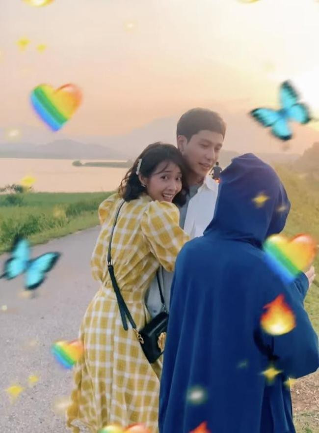 Bị Khả Ngân ôm bất ngờ, Thanh Sơn vẫn rất bình tĩnh.