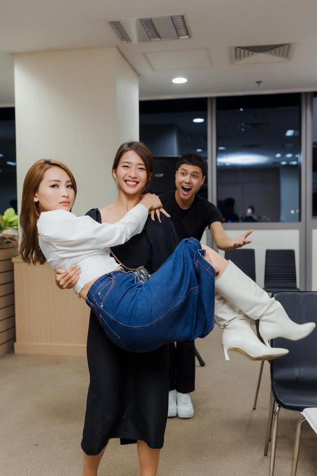 Thanh Sơn cũng hoảng hốt trước Khả Ngân "lực sĩ". Thanh Sơn cũng hoảng hốt trước Khả Ngân "lực sĩ".