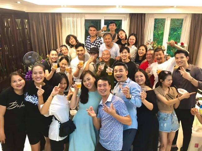 Hành trình quay phim "Hương Vị Tình Thân" đã chính thức khép lại trong sự mong chờ của đông đảo khán giả. Hành trình quay phim "Hương Vị Tình Thân" đã chính thức khép lại trong sự mong chờ của đông đảo khán giả.