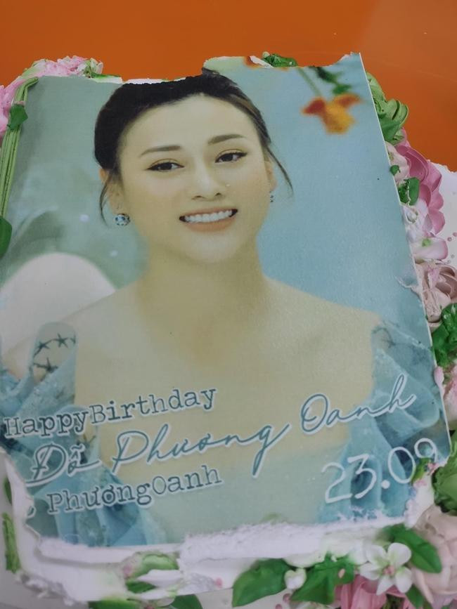 Bánh kem sinh nhật đoàn phim chuẩn bị cho Phương Oanh. Bánh kem sinh nhật đoàn phim chuẩn bị cho Phương Oanh.