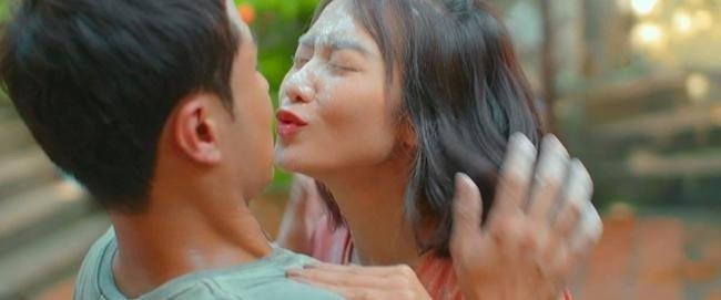 Cặp đôi trêu nhau một cách trẻ con khiến khán giả bật cười. - Ảnh trong phim. Cặp đôi trêu nhau một cách trẻ con khiến khán giả bật cười. - Ảnh trong phim.