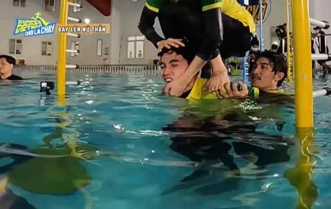 Vì không thể với tới cột sào nên Lan Ngọc chỉ còn cách dùng đầu của Jun làm chỗ chống đỡ để cô đứng dậy...