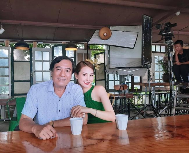 MC Huyền Trang trên phim trường "11 Tháng 5 Ngày". MC Huyền Trang trên phim trường "11 Tháng 5 Ngày".