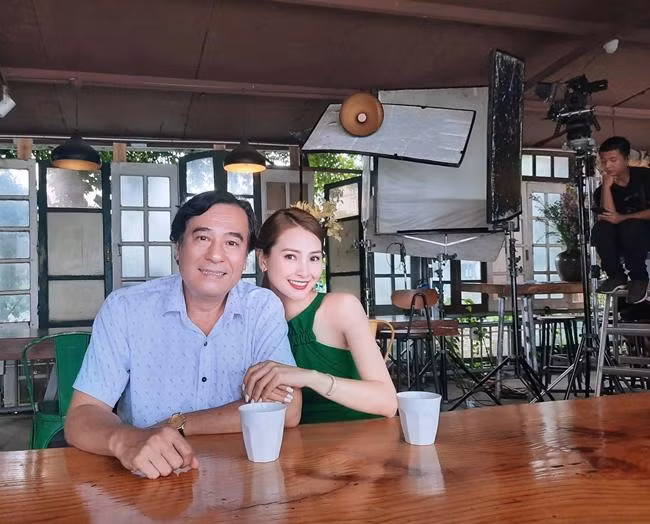 MC Huyền Trang trên phim trường "11 Tháng 5 Ngày".