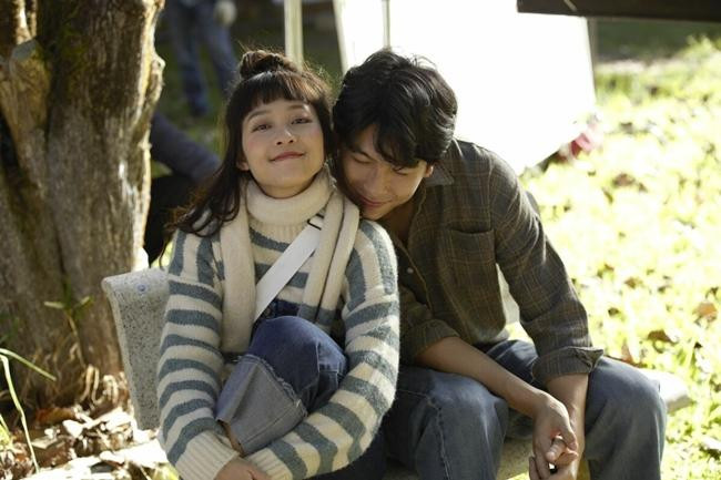 Khả Ngân có tạo hình "ngố tàu" trong phim "Bí Mật Của Gió".