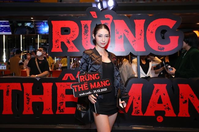 Khổng Tú Quỳnh cá tính, diện cả cây đen huyền bí. Khổng Tú Quỳnh cá tính, diện cả cây đen huyền bí.