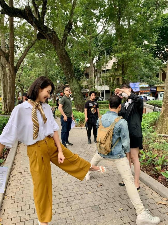 Khả Ngân nhí nhố trêu chọc Thanh Sơn trên trường quay.