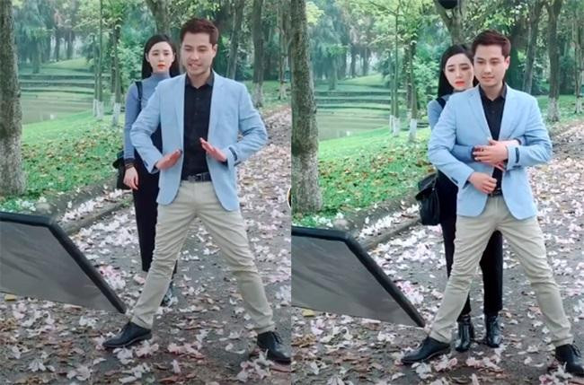 Thanh Sơn đứng dạng chân cho mình thấp hơn để phù hợp với Quỳnh Kool.