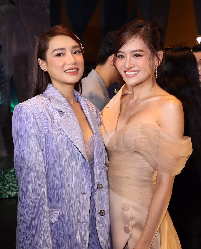 Nhã Phương đọ sắc cùng diễn viên Thùy Anh.