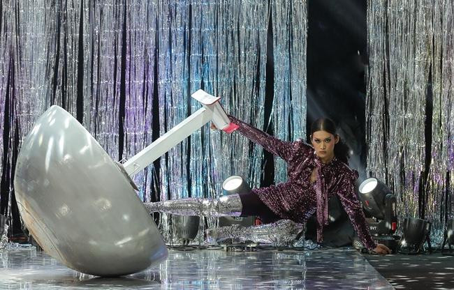 Những động tác khó trong phần thử thách có thể gây ra chấn thương bất cứ lúc nào. Những động tác khó trong phần thử thách có thể gây ra chấn thương bất cứ lúc nào.