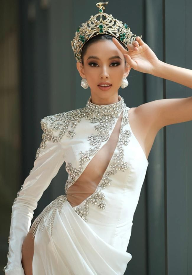 Ngày thứ 2 giao lưu với truyền thông Thái, Hoa hậu Thùy Tiên chọn đầm trắng quyến rũ.