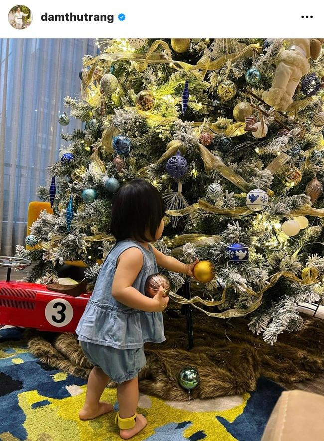 Nhà Cường Đô La - Đàm Thu Trang đã chuẩn bị xong cây thông Noel. - Ảnh : IGNV. Nhà Cường Đô La - Đàm Thu Trang đã chuẩn bị xong cây thông Noel. - Ảnh : IGNV.