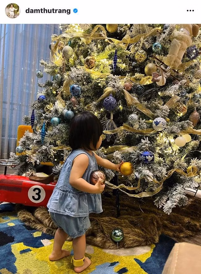 Nhà Cường Đô La - Đàm Thu Trang đã chuẩn bị xong cây thông Noel. - Ảnh : IGNV.