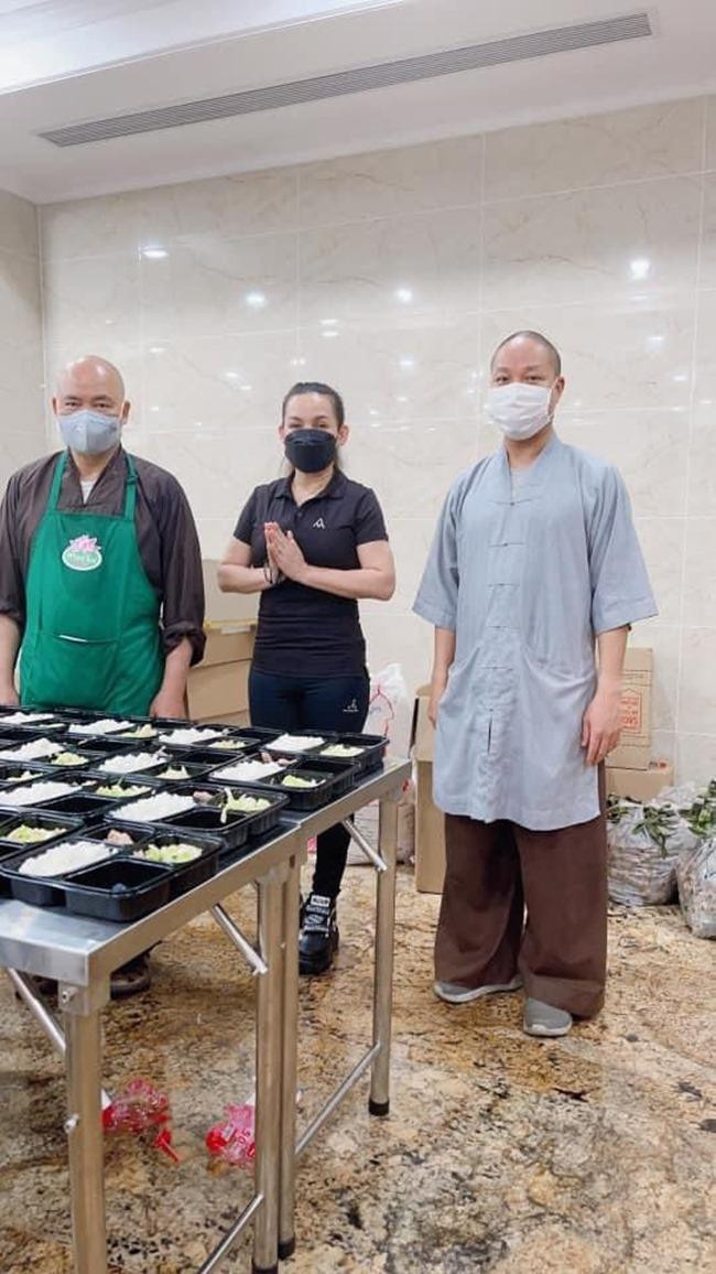 Trước khi nhiễm bệnh, Phi Nhung tích cực tham gia các công tác thiện nguyện trong mùa dịch để giúp đỡ những người đang gặp khó khăn.
