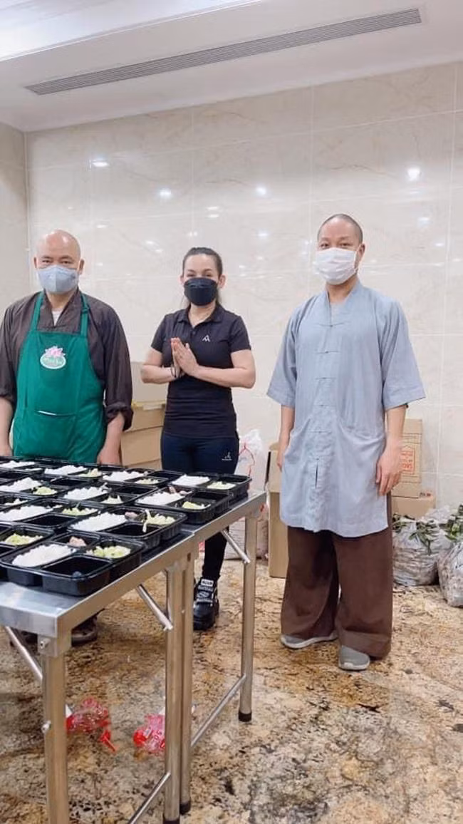 Trước khi nhiễm bệnh, Phi Nhung tích cực tham gia các công tác thiện nguyện trong mùa dịch để giúp đỡ những người đang gặp khó khăn.