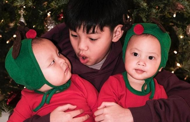 3 nhóc tì nhà Hà Hồ đem lại không khí Noel ấm áp. - Ảnh: FBNV. 3 nhóc tì nhà Hà Hồ đem lại không khí Noel ấm áp. - Ảnh: FBNV.