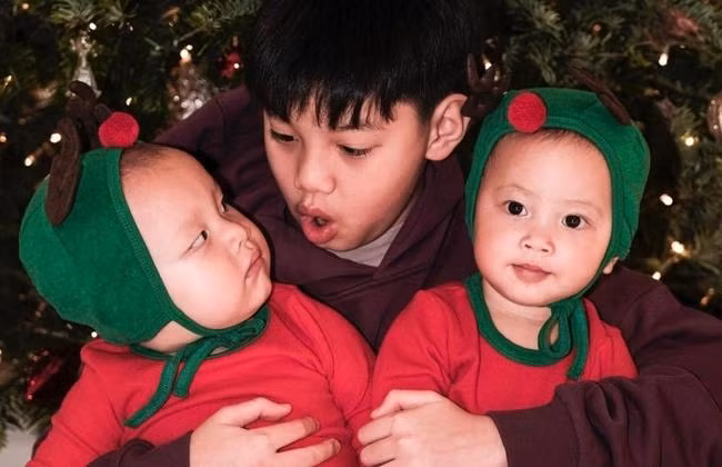 3 nhóc tì nhà Hà Hồ đem lại không khí Noel ấm áp. - Ảnh: FBNV.