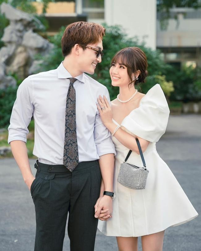 Huyền Lizzie và Đình Tú trở thành cặp đôi chị - em trong phim "Thương Ngày Nắng Về". Huyền Lizzie và Đình Tú trở thành cặp đôi chị - em trong phim "Thương Ngày Nắng Về".