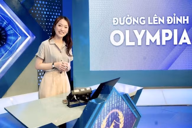 Khánh Vy vừa tươi trẻ vừa thanh lịch khi đảm nhận vai trò MC gameshow kiến thức lâu đời nhất trên màn ảnh nhỏ Việt Nam. - Ảnh: Đường Lên Đỉnh Olympia.