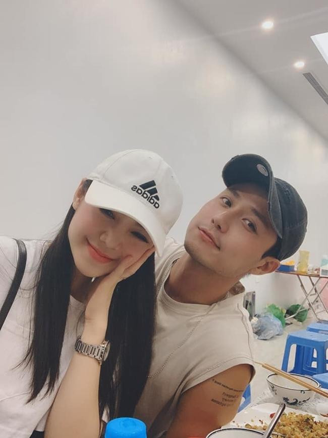 Phong cách ăn mặc giống cặp đôi đang hẹn hò.