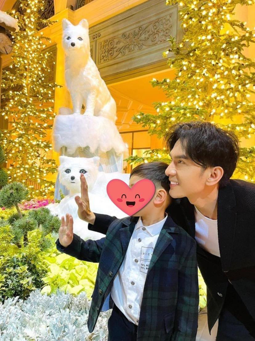 Con trai Đan Trường dù chỉ mới 4 tuổi nhưng đã sở hữu công ty riêng chuyên kinh doanh về thời trang, giày dép, nước hoa… Con trai Đan Trường dù chỉ mới 4 tuổi nhưng đã sở hữu công ty riêng chuyên kinh doanh về thời trang, giày dép, nước hoa…