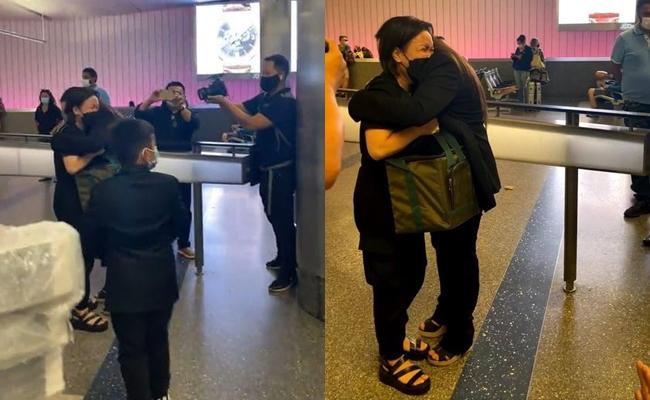 Việt Hương và con gái Phi Nhung ôm nhau khóc nức nở. Việt Hương và con gái Phi Nhung ôm nhau khóc nức nở.