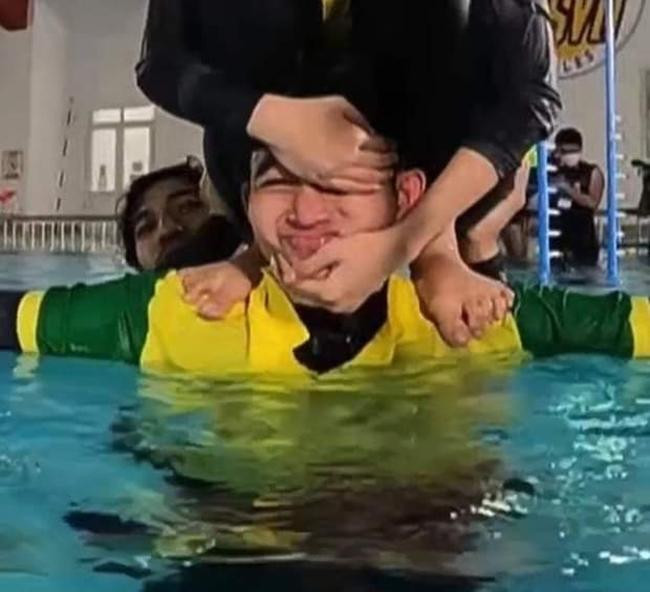 Ai đó cứu Jun với…