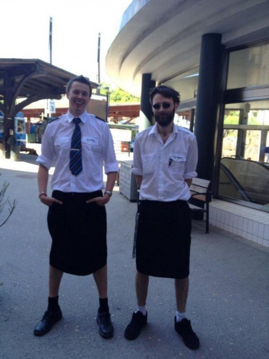 Diện mạo mới của các nam nhân viên của công ty tàu điện ở Thụy Điển. Váy đen được thay thế cho quần dài trước đây. Ảnh: Odd