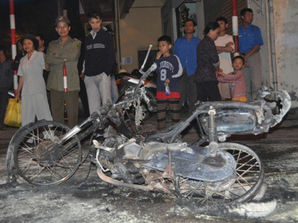 Chiếc xe bị đốt cháy trơ khung