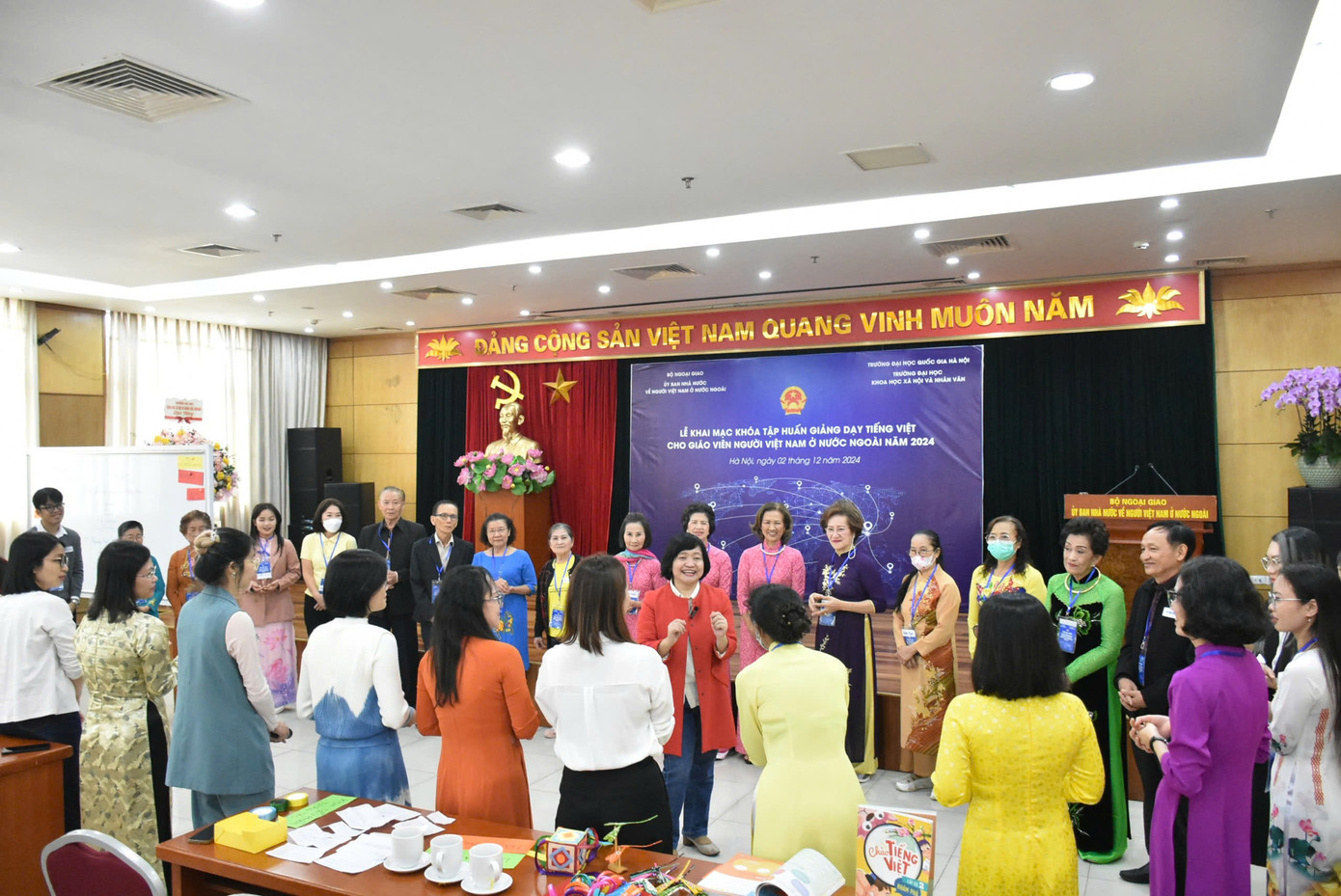 Các học viên tích cực tham gia vào hoạt động giả định và những tình huống sư phạm cụ thể do Tiến sĩ Nguyễn Thụy Anh thiết kế.