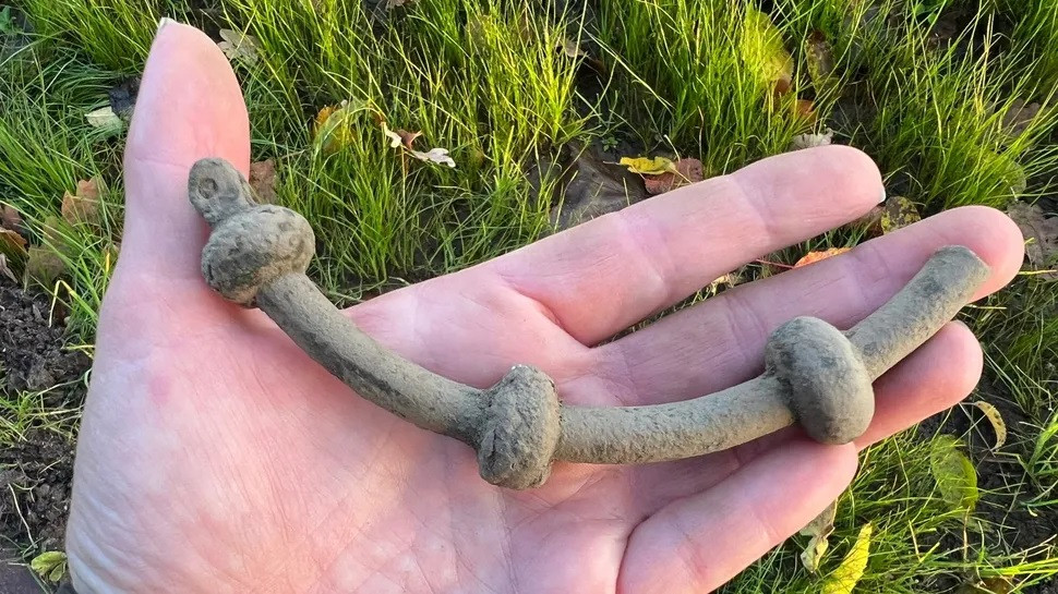 Một mảnh của chiếc vòng bằng đồng — biểu tượng quyền lực của thời kỳ đồ sắt đã được phát hiện trong cuộc khai quật khảo cổ ở Đan Mạch.(Ảnh: Bảo tàng Vejle) Một mảnh của chiếc vòng bằng đồng — biểu tượng quyền lực của thời kỳ đồ sắt đã được phát hiện trong cuộc khai quật khảo cổ ở Đan Mạch.(Ảnh: Bảo tàng Vejle)