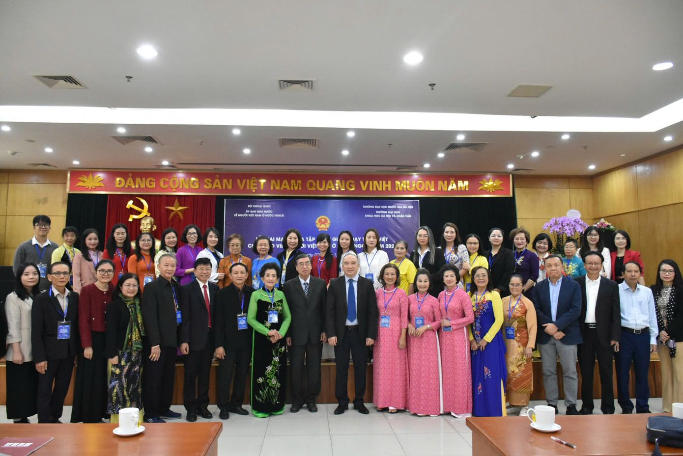 Phó Chủ nhiệm Nguyễn Mạnh Đông chụp ảnh cùng các kiều bào tham gia khóa tập huấn.