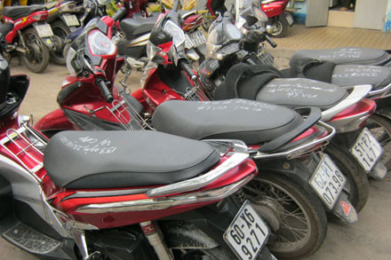 Hàng loạt xe máy bị băng nhóm này cướp đã được công an thu hồi. Ảnh: Phùng Bắc (Lao Động)