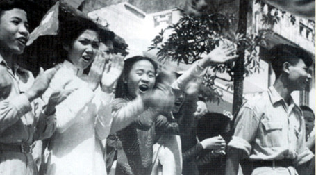 Nhân dân đón chào đoàn quân giải phóng Thủ đô