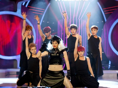 Tiết mục này được nhạc sĩ Đức Huy đánh giá cao và không làm anh thất vọng, dù vẫn còn một chút ‘thô’ trong cách diễn của Kyo York. Diễn viên hài Hoài Linh thì cười ngất và gục lên gục xuống trong lúc Kyo trình diễn. Theo anh, cái chất thô thô của Kyo rất dễ thương. 'Lady Gaga nhảy thì gợi cảm, còn Kyo làm gì tôi cũng thấy bình thường, toàn là… thò cái chân ra, móc cái chân vô’, anh nói vui