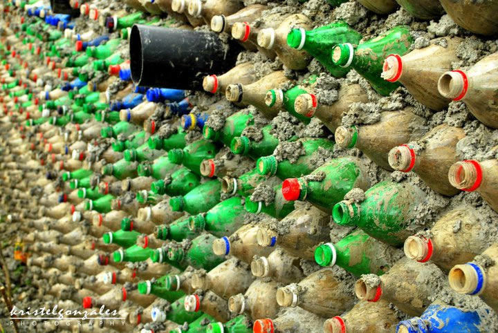 Xen kẽ các lỗ hổng để thông gió trên bức tường bằng chai