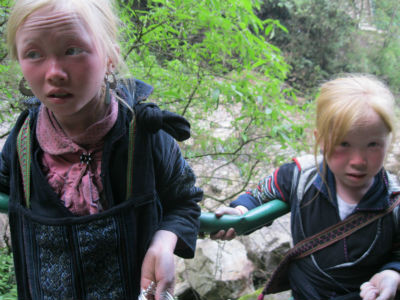 Hai chị em Ating Lúi và Ating Thị Liễn may mắn thoát khỏi hủ tục