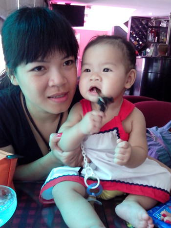 Cháu Hương chụp cùng mẹ. Ảnh gia đình cung cấp