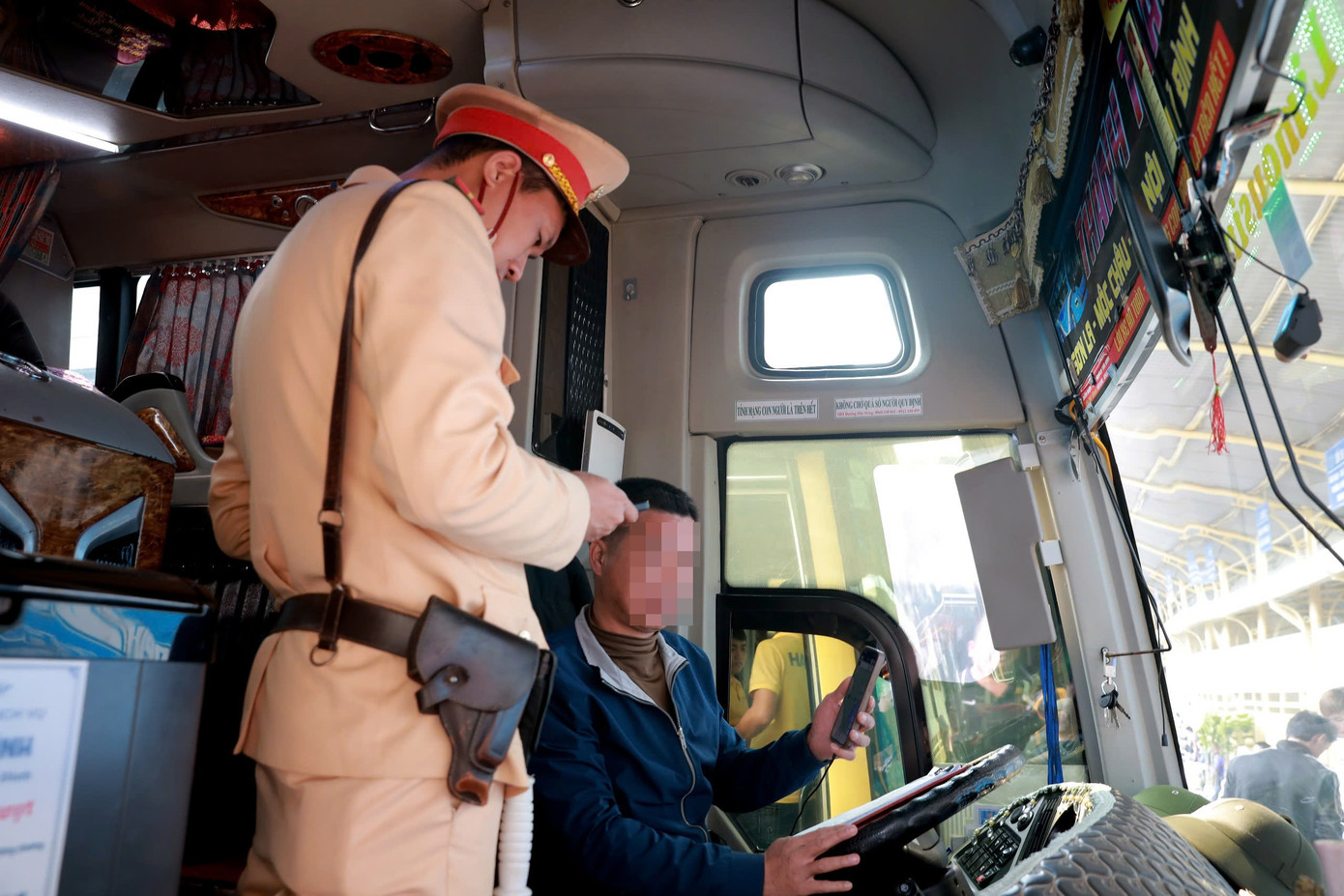 Đáng chú ý, tổ công tác CSGT đã bố trí máy in ngay tại thời điểm lập biên bản để in ra cho tài xế xem.