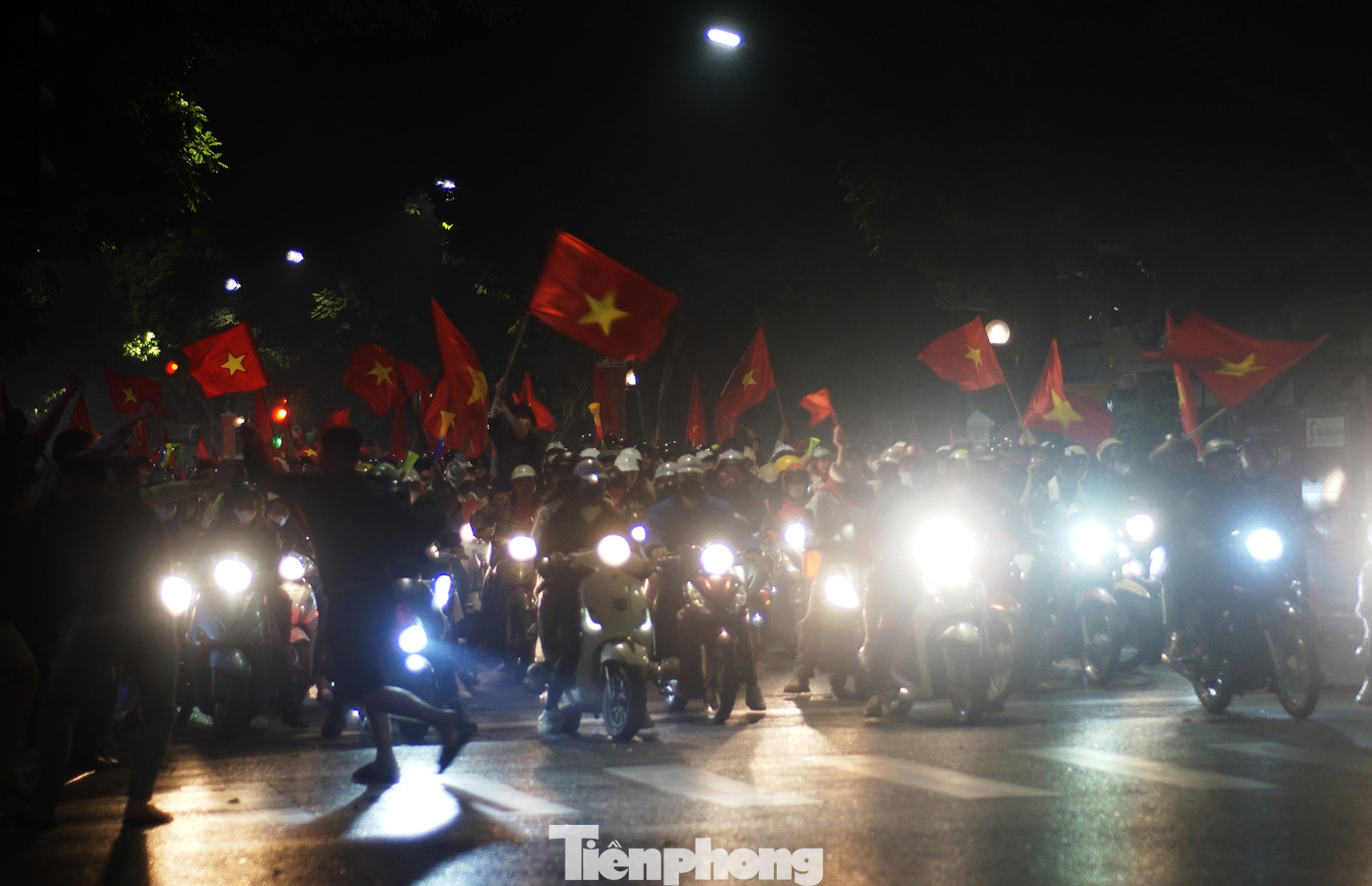 Mặc dù đường đông nhưng đa số các cổ động viên chấp hành dừng trước vạch tại các ngã tư, ngã ba có đèn tín hiệu giao thông.