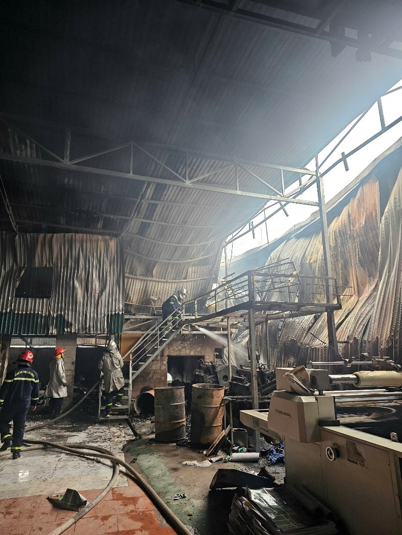 Bên trong nhà xưởng. Bên trong nhà xưởng.