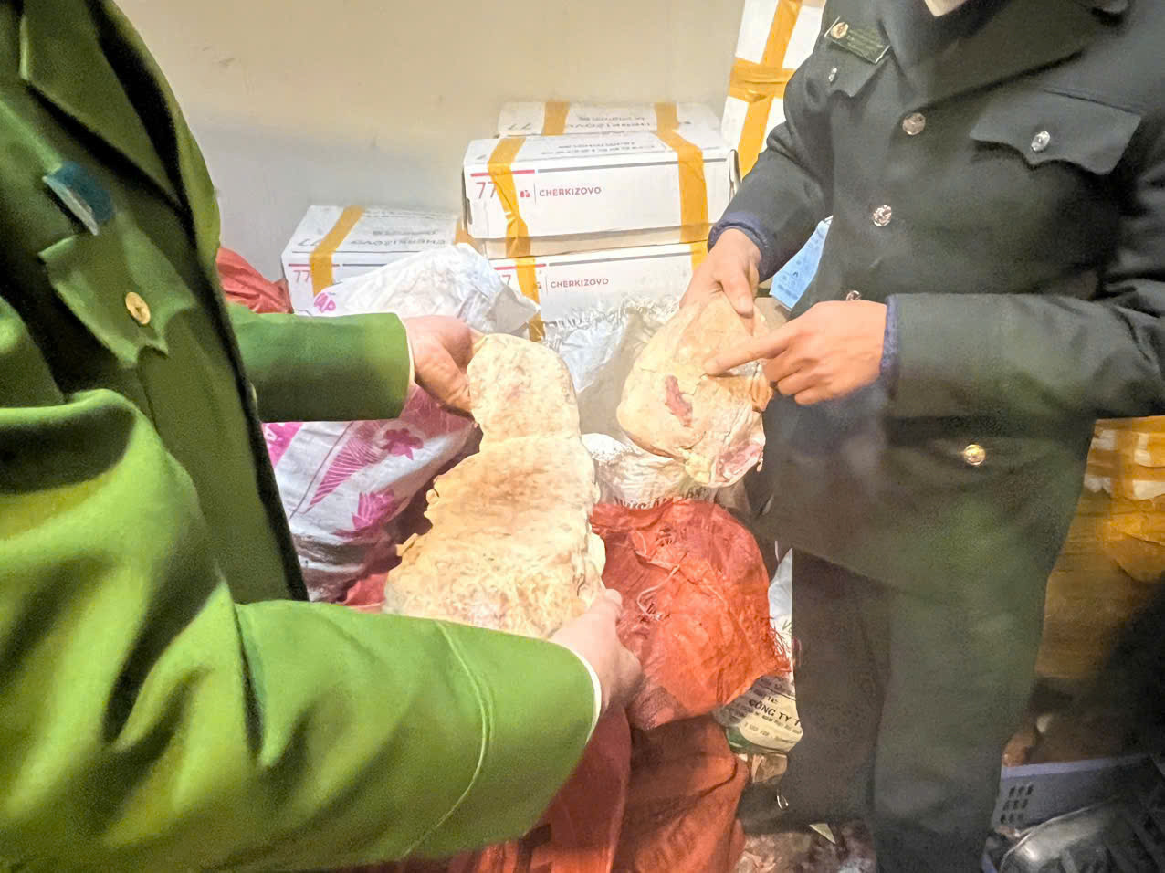 Tại thời điểm kiểm tra, đoàn liên ngành phát hiện hàng loạt vi phạm tại cơ sở. Tại thời điểm kiểm tra, đoàn liên ngành phát hiện hàng loạt vi phạm tại cơ sở.