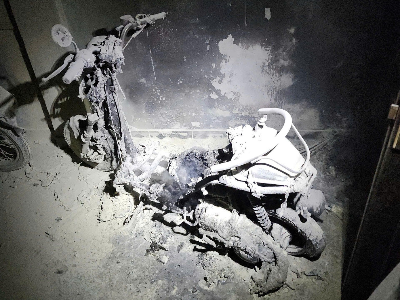 Chiếc xe máy xảy ra hỏa hoạn. Chiếc xe máy xảy ra hỏa hoạn.