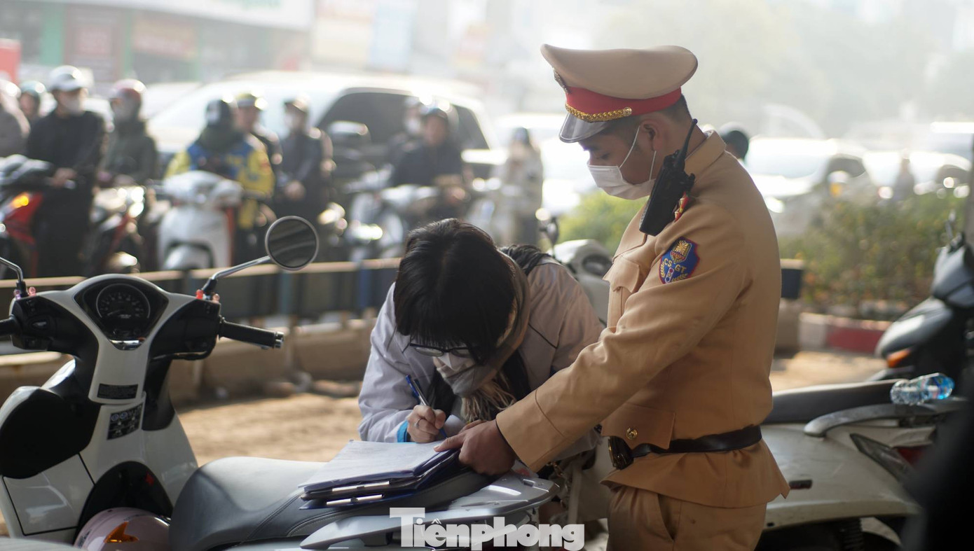 Nhiều tài xế bị xử phạt lỗi vượt đèn đỏ, đi ngược chiều.