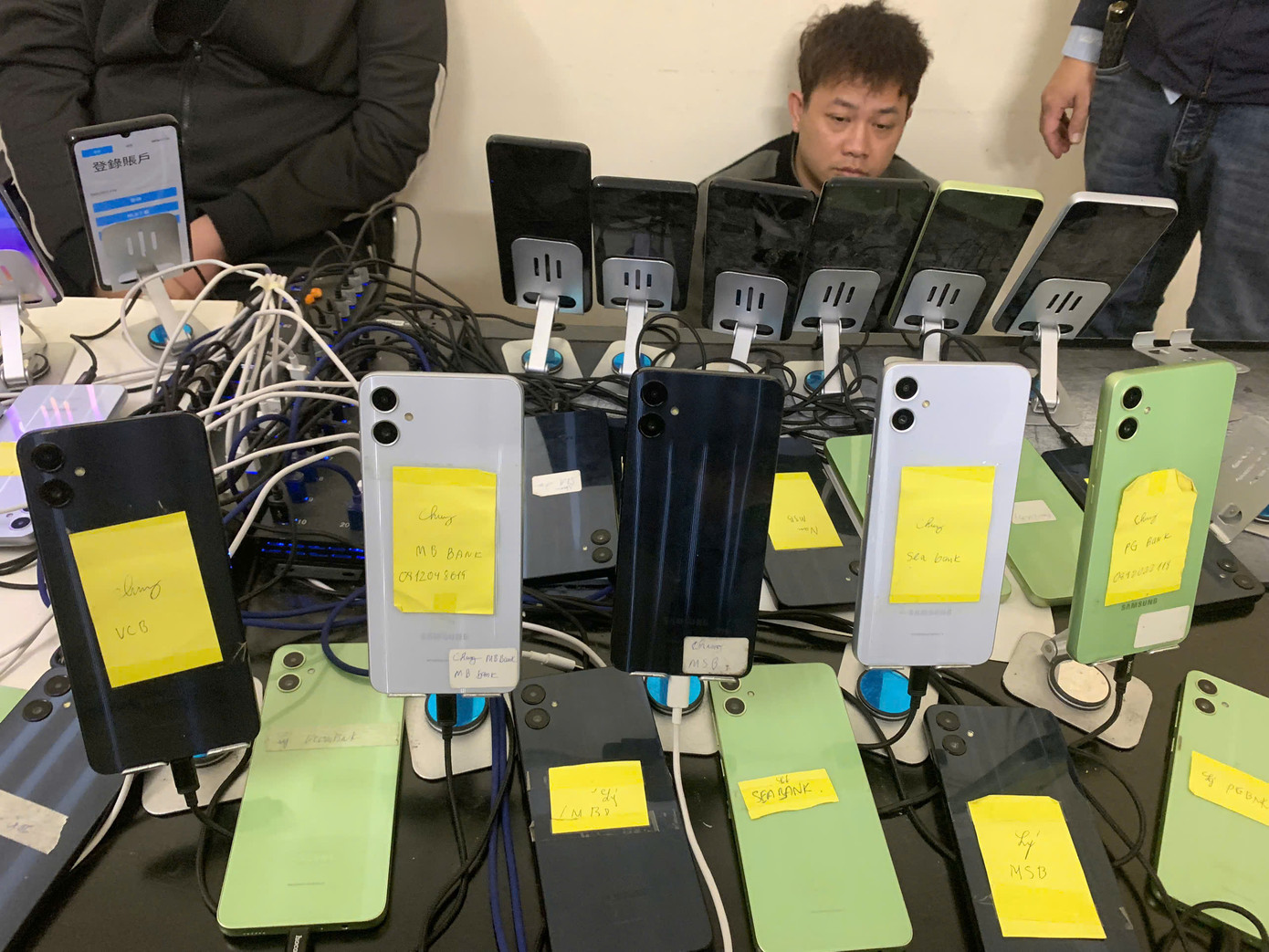 Điện thoại các đối tượng sử dụng quét sinh trắc học chuyển tiền. Điện thoại các đối tượng sử dụng quét sinh trắc học chuyển tiền.