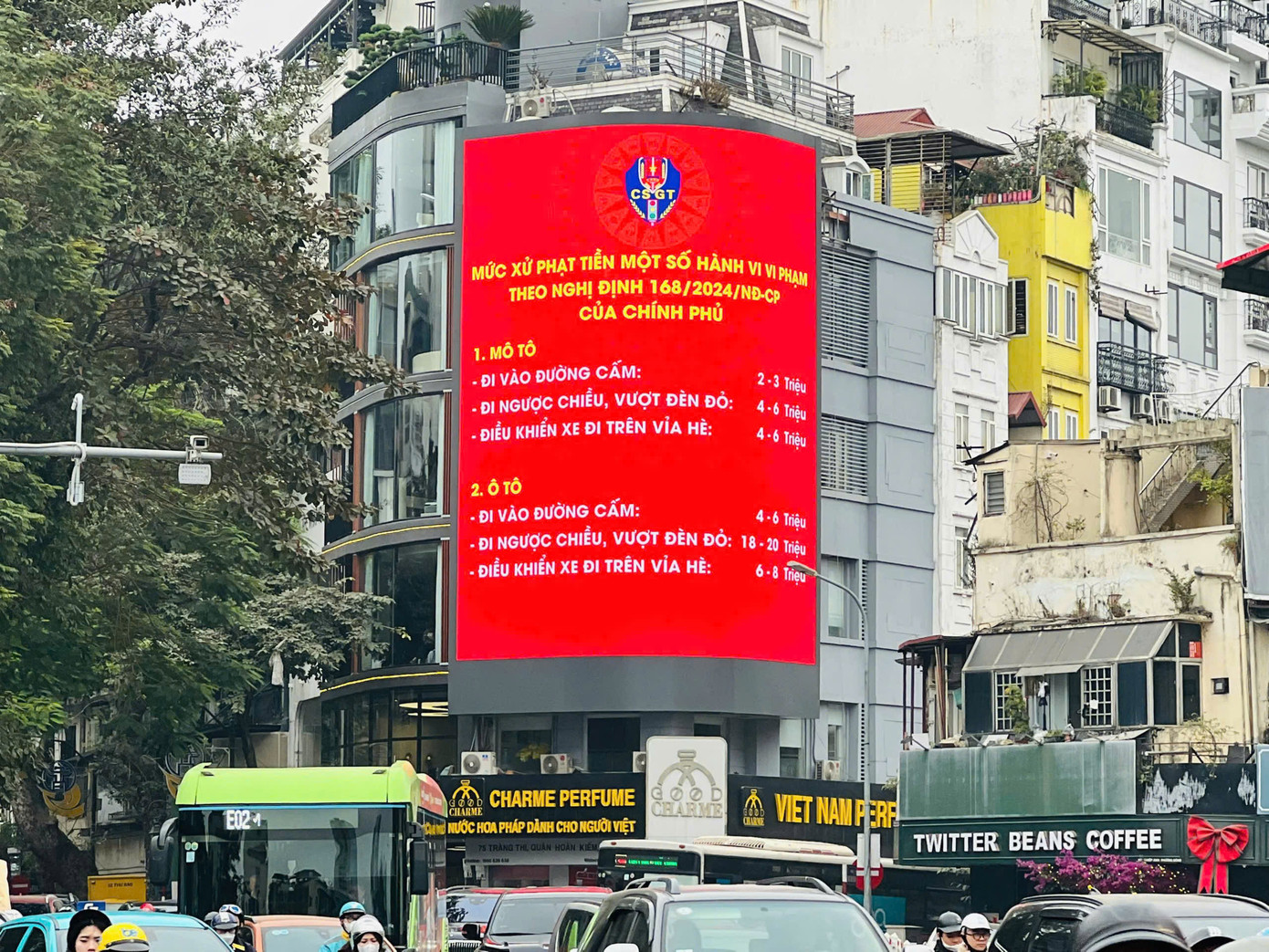 Nhằm nâng cao ý thức chấp hành luật giao thông của người dân trong dịp cao điểm, góp phần bảo đảm trật tự, an toàn giao thông trên địa bàn Thủ đô, Phòng CSGT Công an TP Hà Nội phối hợp đẩy mạnh tuyên truyền về Nghị định 168 thông qua các bảng led lớn tại các nút giao thông.